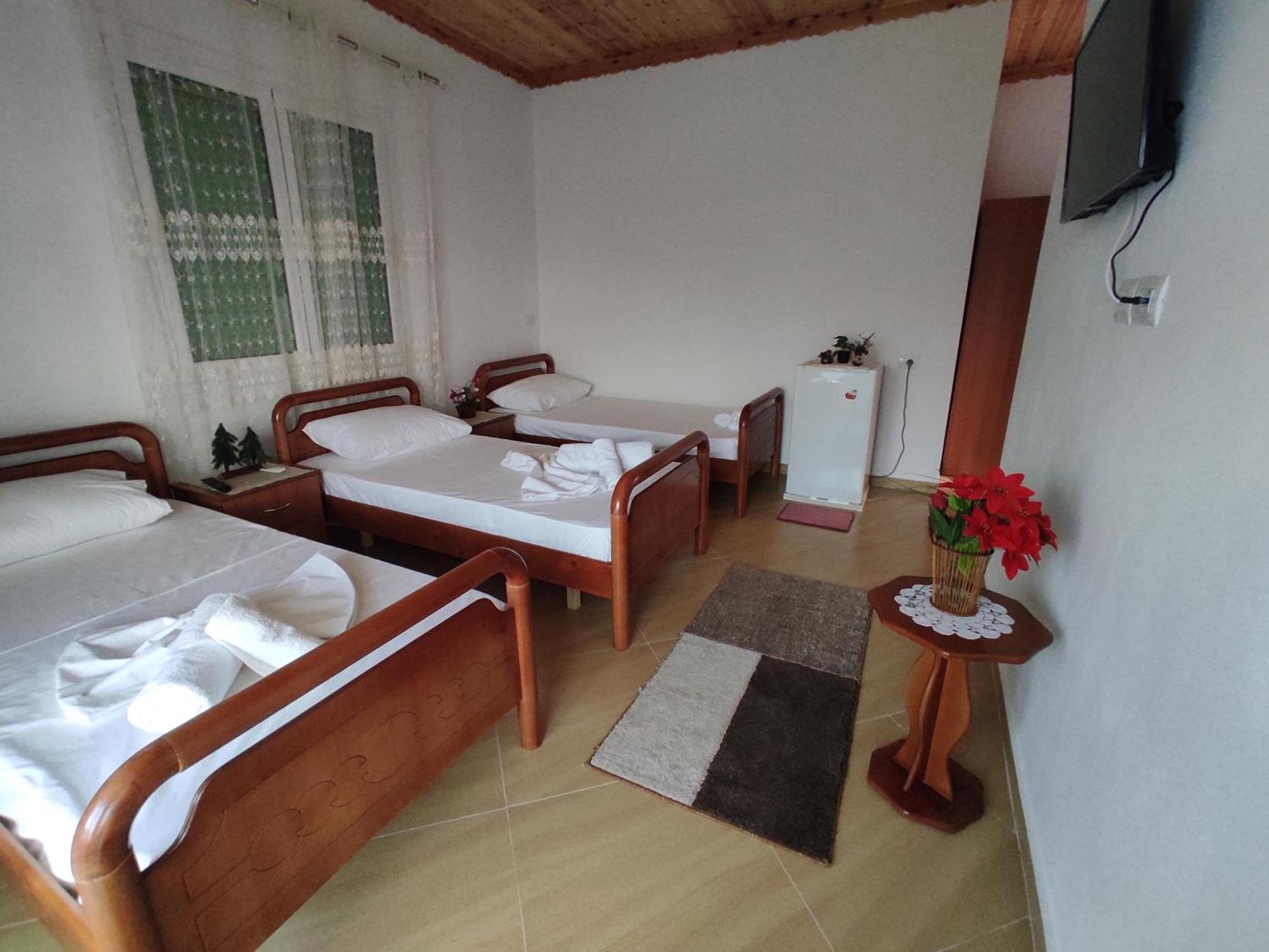 Dino Guest House จีโรคาสเตอร์ ภายนอก รูปภาพ