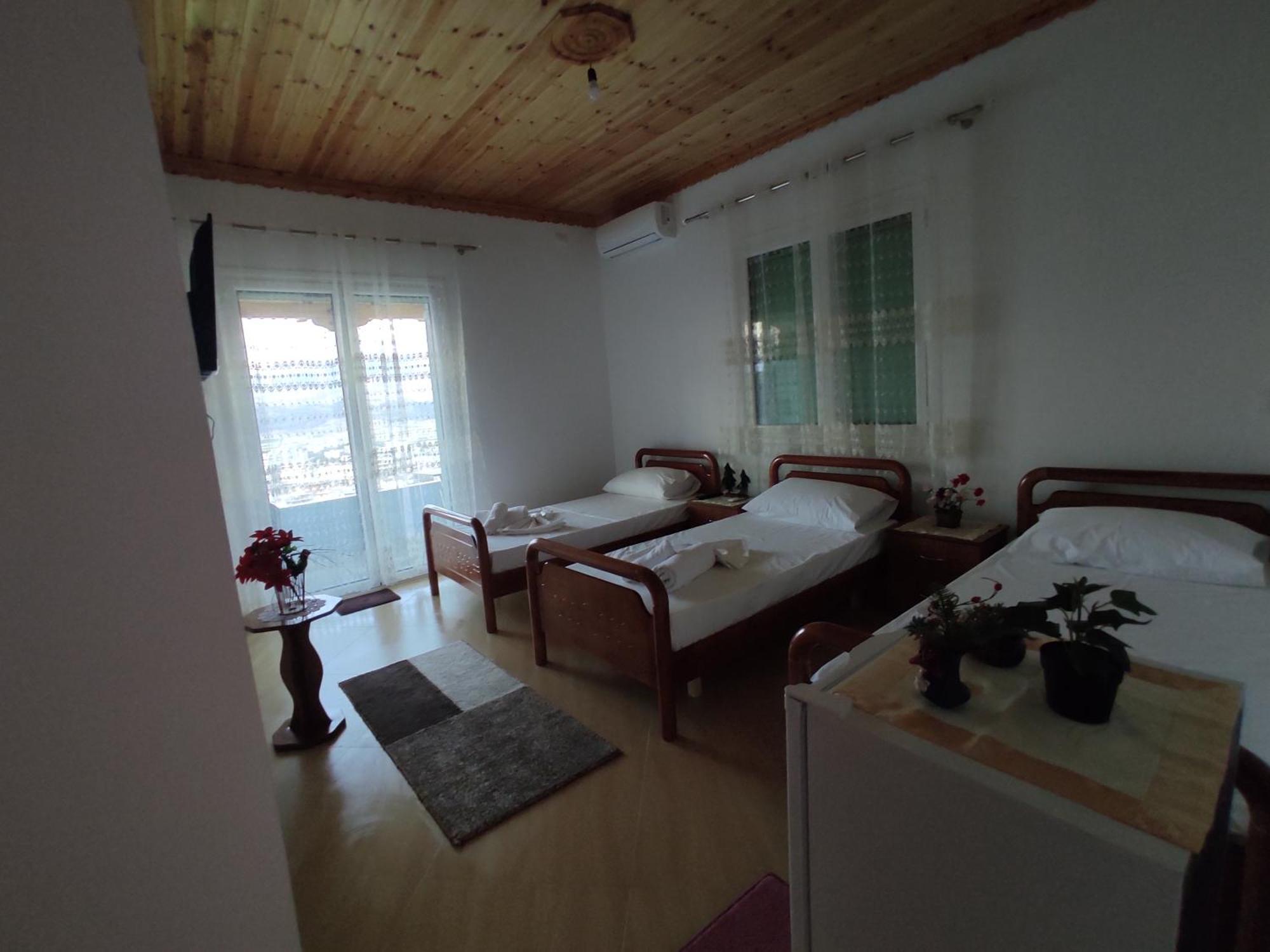Dino Guest House จีโรคาสเตอร์ ภายนอก รูปภาพ